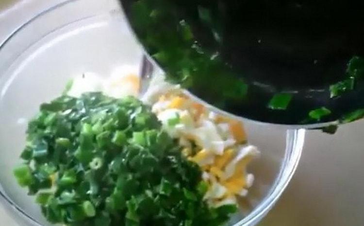 Valmista täyte, jos haluat valmistaa piirakoita munilla ja vihreällä sipulilla