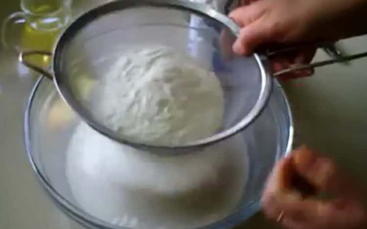 Szitálj lisztet tojás- és zöldhagyma pite előállításához