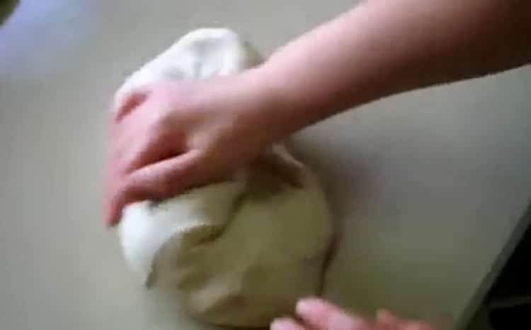 Омесете тестото, за да направите пайове с яйца и зелен лук.