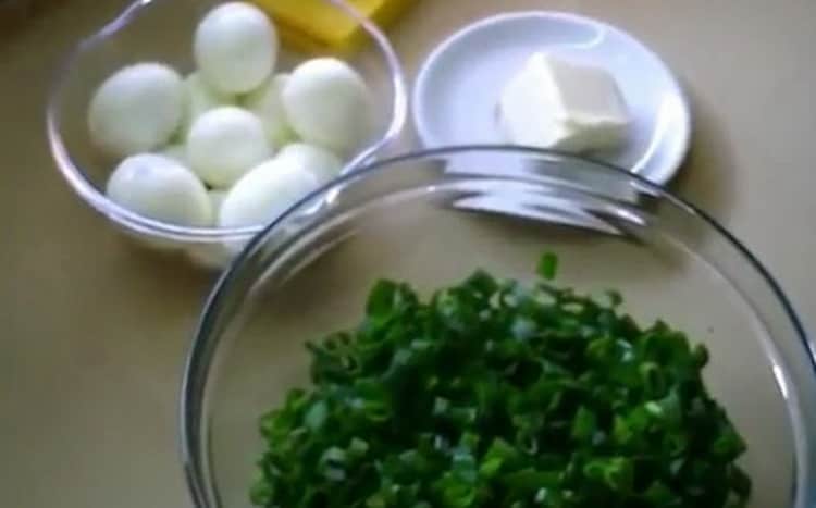 За да направите пайове с яйца и зелен лук, нарежете лука
