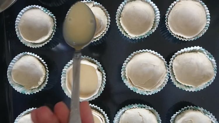 Per preparare torte di pasta sfoglia, riempire l'impasto con la panna