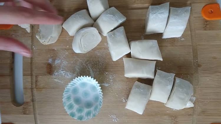 Για να φτιάξετε κέικ ζαχαροπλαστικής, κόψτε τη ζύμη