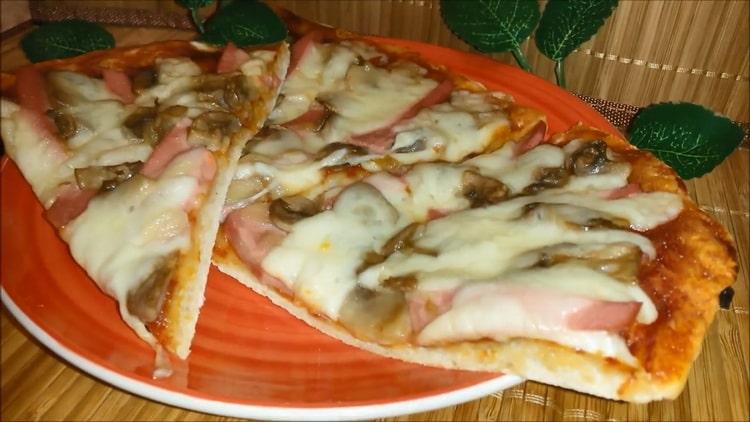 Pizza mit Champignons und Wurst: Schritt für Schritt Rezept mit Fotos