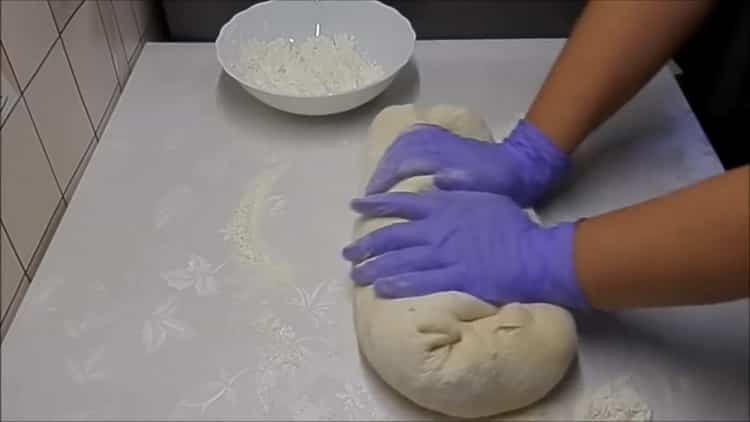 Cukorral történő zsemle elkészítéséhez gyúrja meg a tésztát