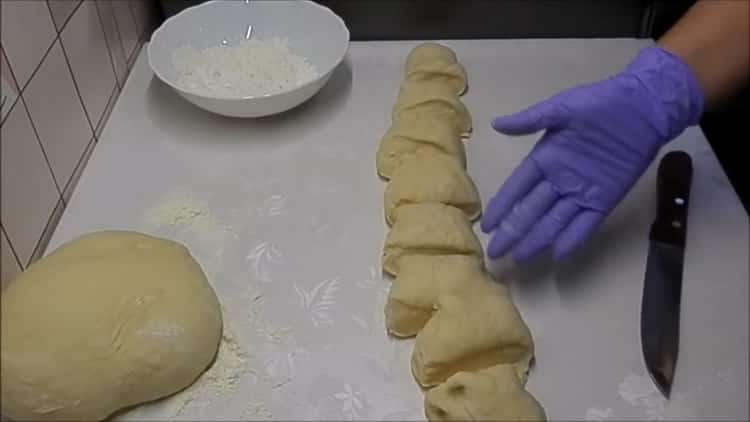 Per preparare i panini con lo zucchero, tagliare l'impasto