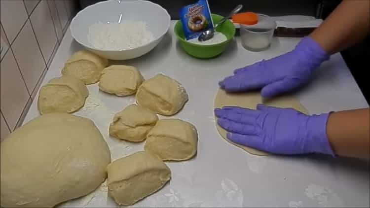Cukor zsemlék készítéséhez gördítsük ki a tésztát