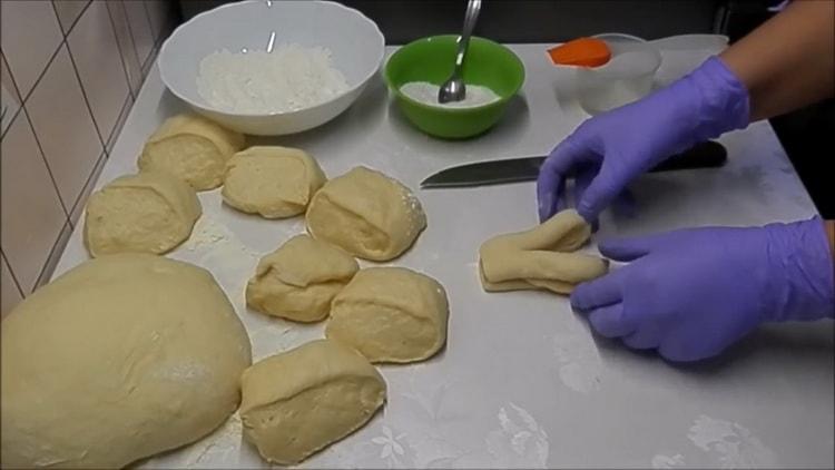 Per preparare panini con lo zucchero, forma un panino