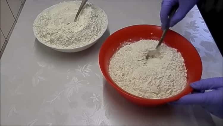 За да направите захарни кифлички, пресейте брашно