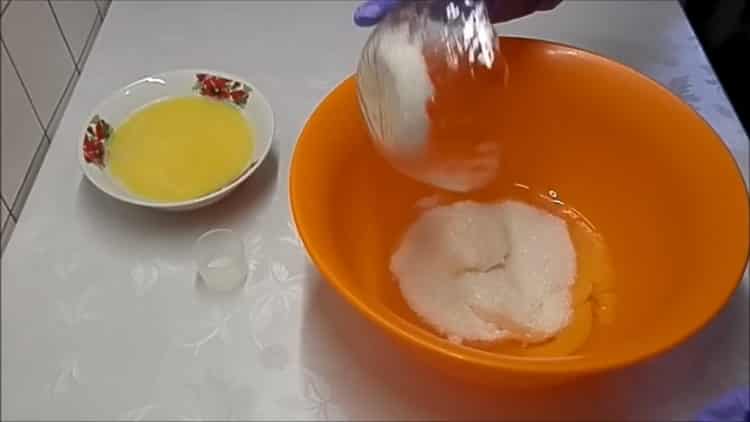 Eier schlagen, um Zuckerbrötchen zu machen