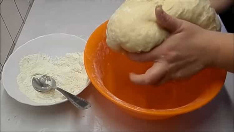 Machen Sie den Teig, um Brötchen mit Zucker zu machen