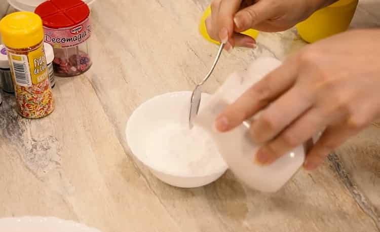 Um Krapfen im Ofen zuzubereiten, bereiten Sie die Zuckerglasur vor