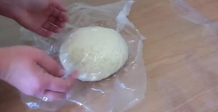 Για να κάνετε ντόνατς, βάλτε τη ζύμη σε μια τσάντα