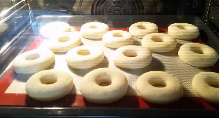 Um einen Donut in Milch zuzubereiten, legen Sie die Rohlinge auf das Proof