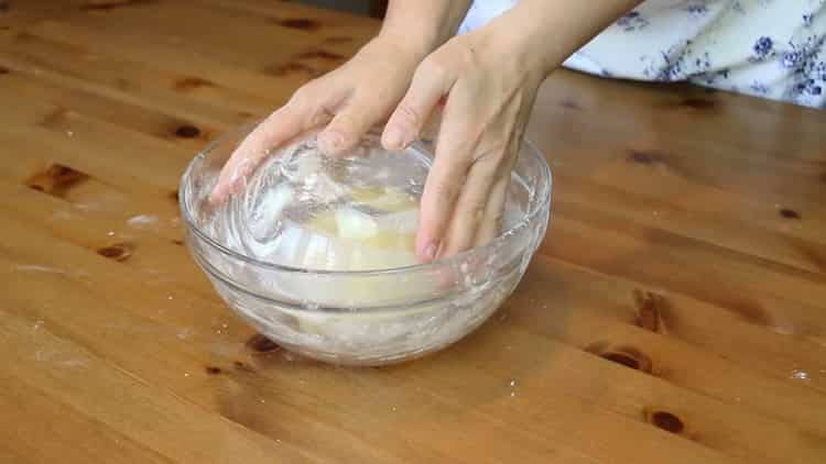 Per fare le ciambelle con latte condensato, metti la pasta sotto un film