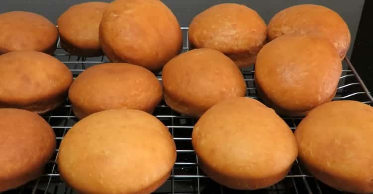 Um die gefüllten Donuts zuzubereiten, bereiten Sie die Zutaten vor
