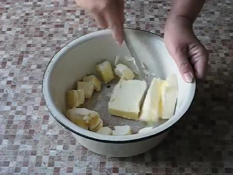 Um einen frischen Teig für Kuchen zuzubereiten, bereiten Sie die Zutaten vor