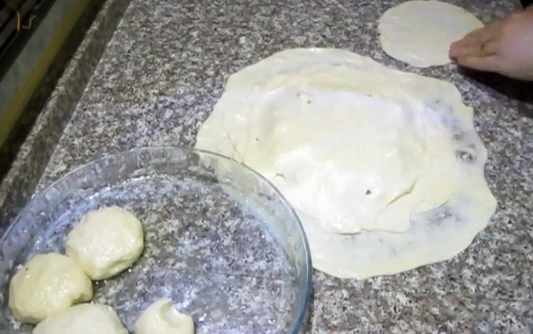 Per preparare tortillas fresche in una padella, coprire il ripieno