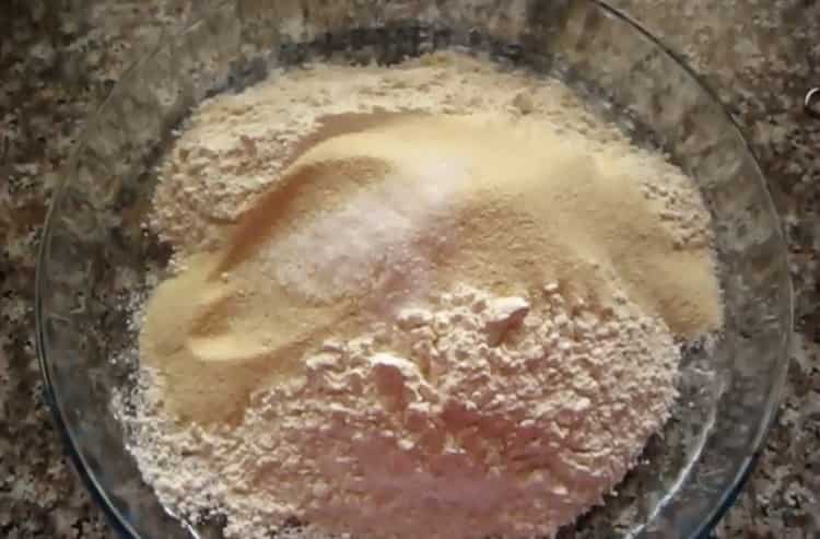 Per preparare torte fresche in una padella, preparare gli ingredienti
