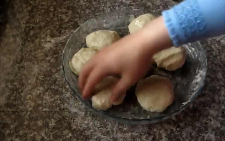 Per preparare tortillas fresche in una padella, dividere l'impasto