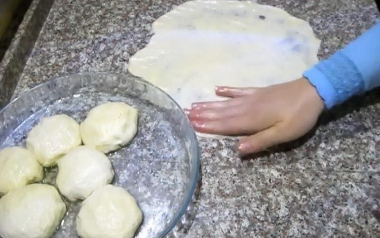 Húzza ki a tésztát, hogy friss süteményeket készítsen egy serpenyőbe