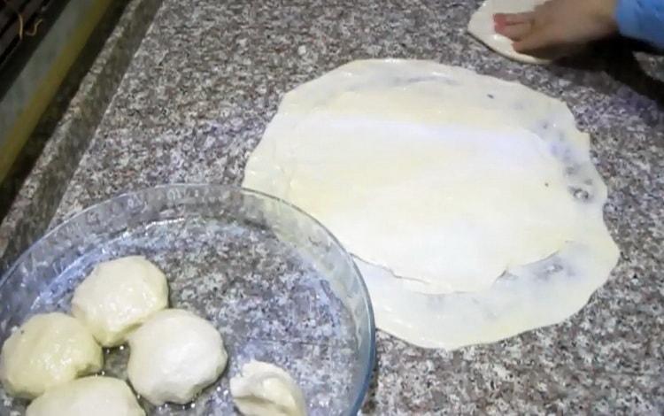 Per preparare torte fresche in una padella, stendere l'impasto
