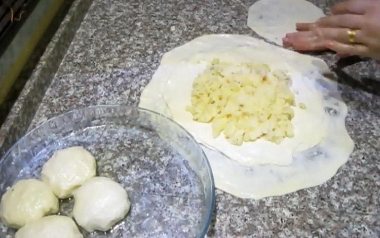 Για να προετοιμάσετε φρέσκα κέικ σε ένα τηγάνι, βάλτε τη γέμιση στη ζύμη