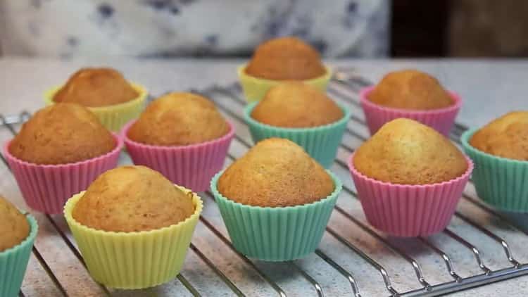 Egy egyszerű muffin elkészítéséhez melegítse elő a sütőt