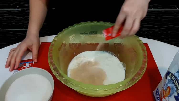 Norėdami paruošti paprastą Velykų pyragą, paruoškite ingredientus
