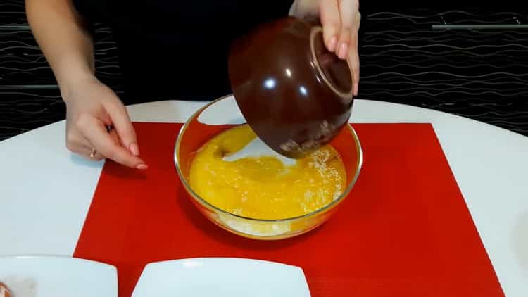 Για να φτιάξετε ένα απλό παστεριού, κτυπήστε τα αυγά