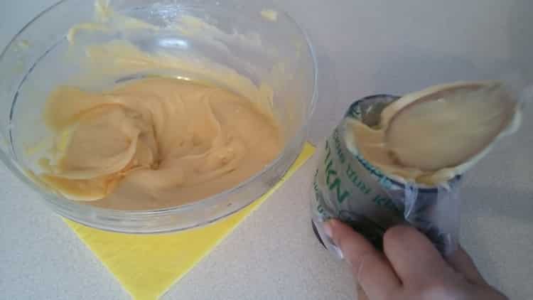 Um Kränzchen mit Pudding zuzubereiten, legen Sie den Teig in einen Spritzbeutel