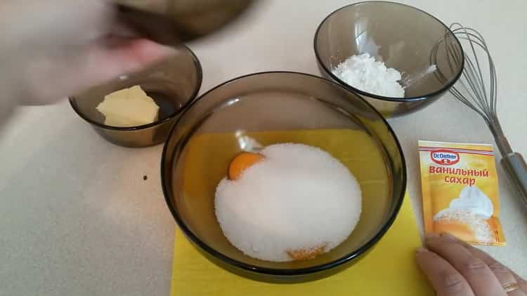 Mischen Sie die Zutaten für die Creme, um Pudding Profiteroles zu machen
