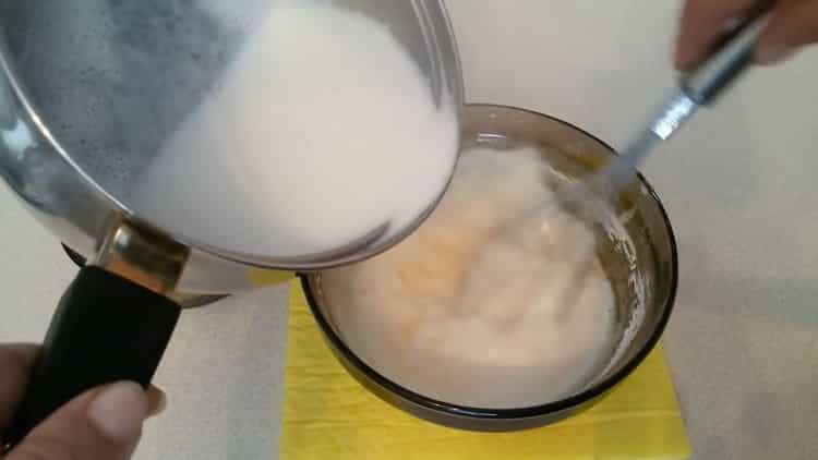 Per cucinare i profiteroles con crema pasticcera, preparare una crema