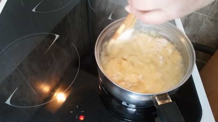 За да направите кремообразни профитероли, смесете съставките за тестото.