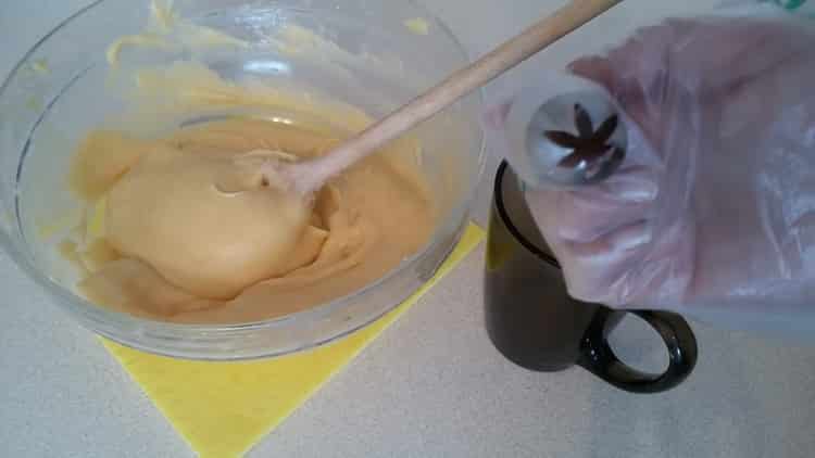Um Puddingkränzchen zu machen, machen Sie einen Spritzbeutel