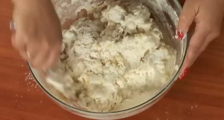 Per fare il pane integrale, impastare la pasta