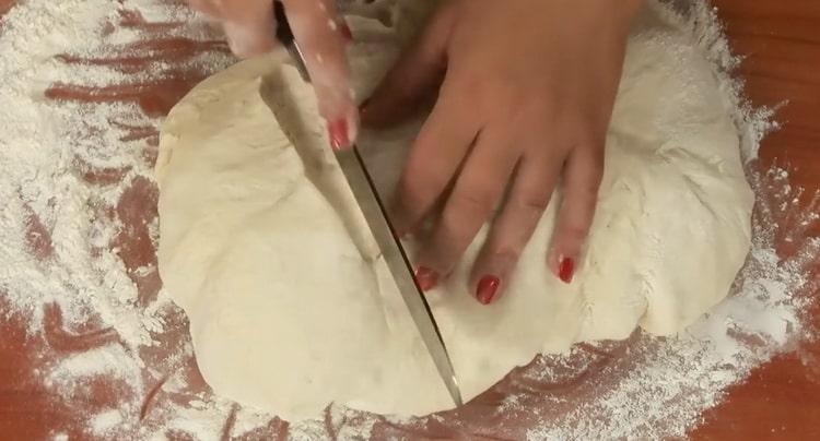 За да направите пшеничен хляб, изрежете тестото
