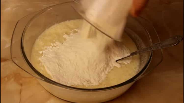 За да направите кефирни кнедли, добавете брашно