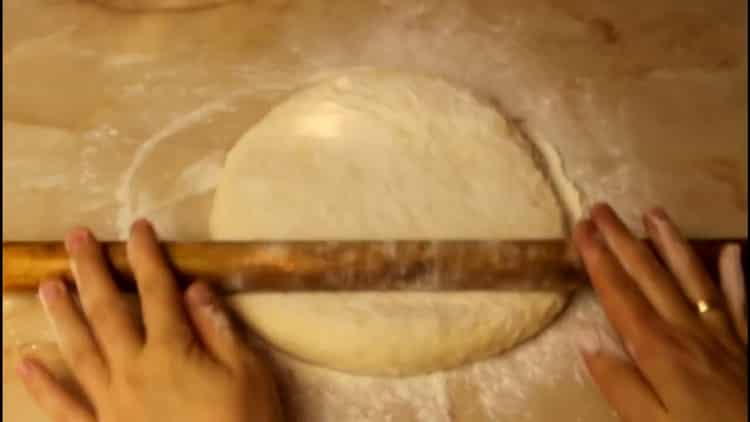 Kefir gombóc elkészítéséhez gördítsük ki a tésztát