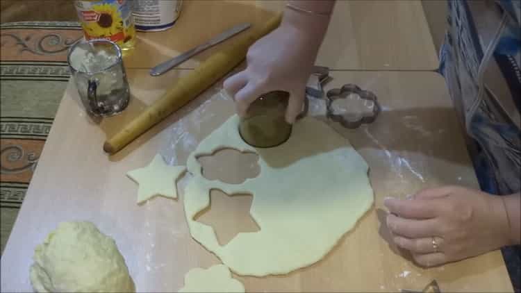 A sült fánk kefírön történő főzéséhez készítsen formákat