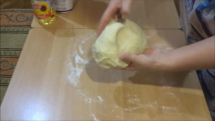 Bereiten Sie den Teig zu, um gebratenen Kefir-Donut zuzubereiten