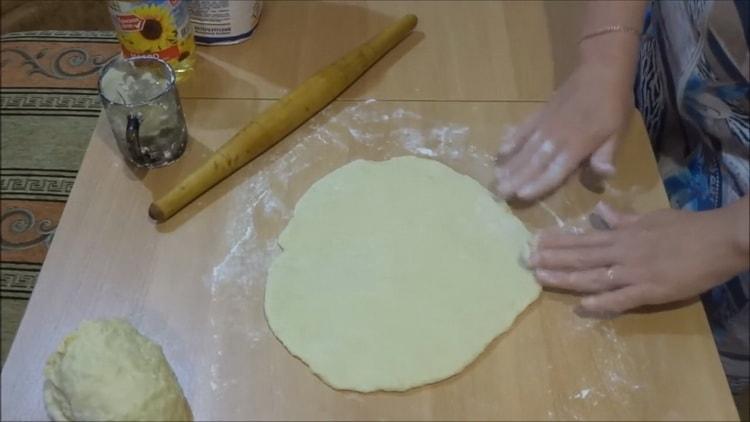 Για να κάνετε τηγανητές ζυμαρικά στο κεφίρ, ξετυλίξτε τη ζύμη