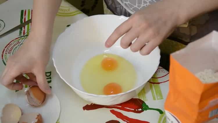 Prepara le uova per fare un magnifico impasto di lievito