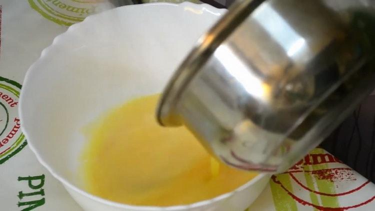 Комбинирайте съставките, за да направите великолепно тесто с мая
