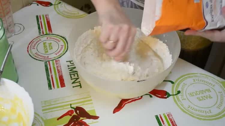 Mescolare gli ingredienti per un impasto di lievito di pan di zenzero.
