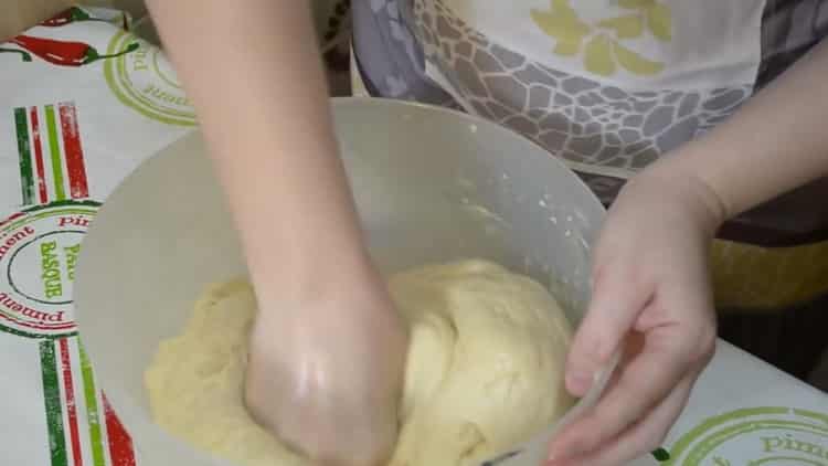 Buja élesztő tészta előállításához gyúrja meg a tésztát