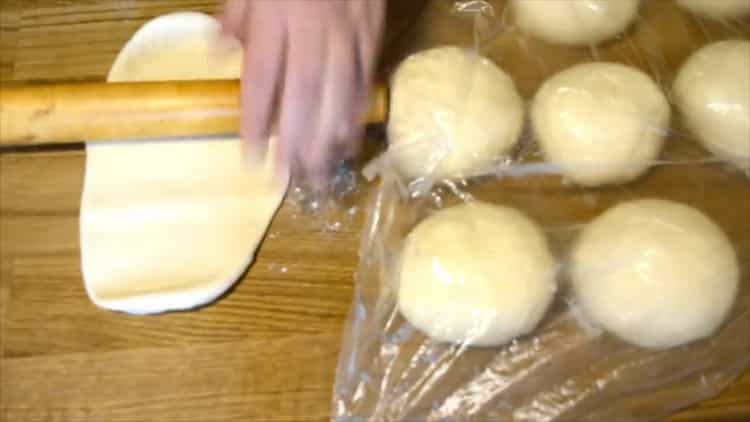 Stendi la pasta per fare i panini di pan di zenzero.