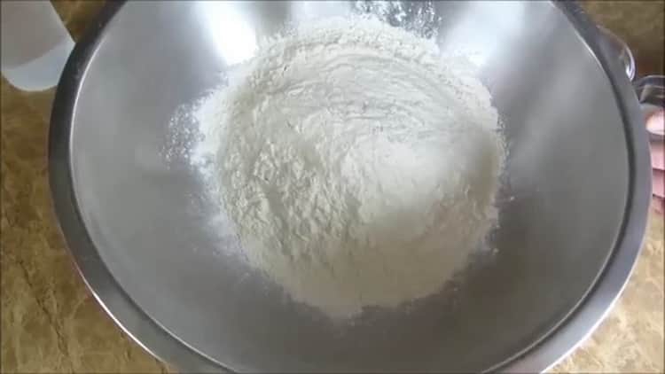 Σύμφωνα με τη συνταγή, ετοιμάστε τα υλικά για το ψήσιμο του λευκού ψωμιού στο φούρνο