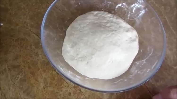 Reseptin mukaan taivuta taikina, jotta voit tehdä valkoista leipää uunissa
