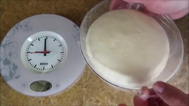 Σύμφωνα με τη συνταγή, για να μαγειρεύετε το λευκό ψωμί στο φούρνο, αφήστε τη ζύμη να σταθεί