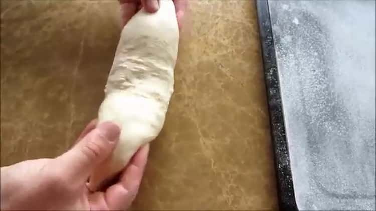 Um Weißbrot im Ofen zuzubereiten, bereiten Sie laut Rezept ein Backblech vor